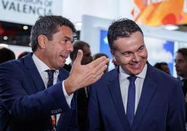 El president de la Generalitat, Carlos Mazón (i), junto al ministro de Industria y Turismo, Héctor Gómez, durante la primera jornada de la feria de turismo World Travel Market (WTM) de Londres.