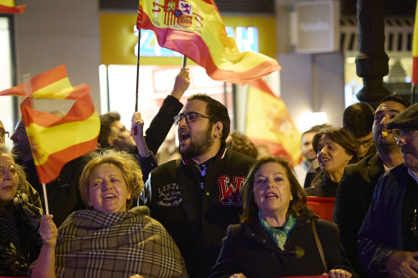 Segunda concentración contra la amnistía frente a la sede del PSPV