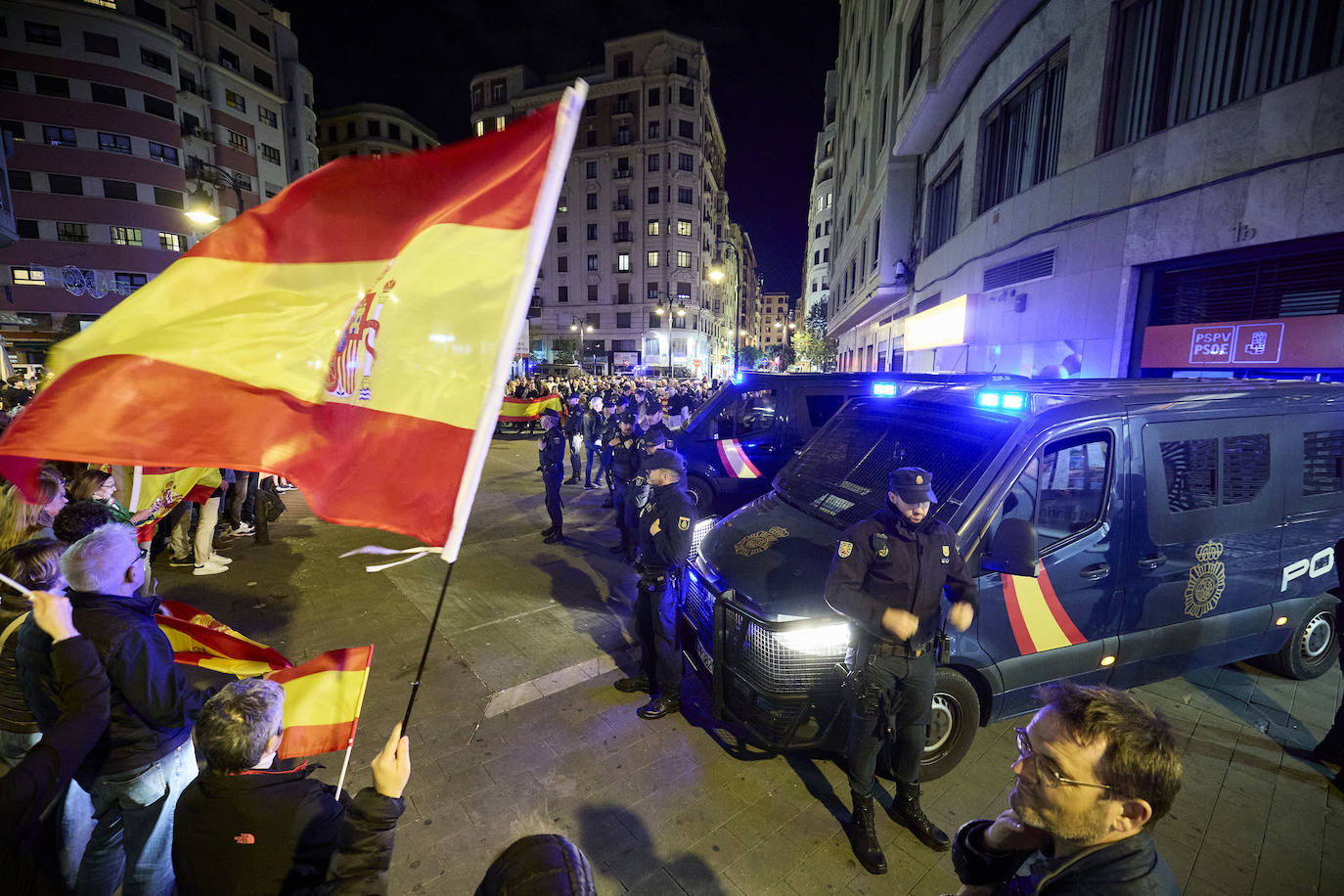 Segunda concentración contra la amnistía frente a la sede del PSPV