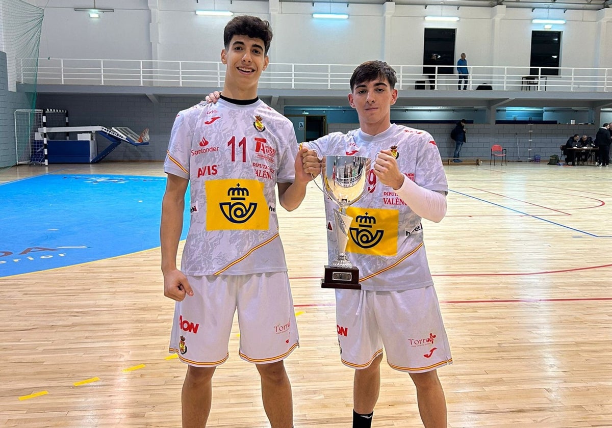 Hugo Vila y Anselmo Collado alzando el trofeo.