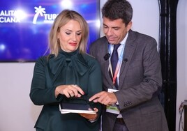 Nuria Montes y Carlos Mazón, durante la firma en Londres del decreto-ley que irá al Consell.