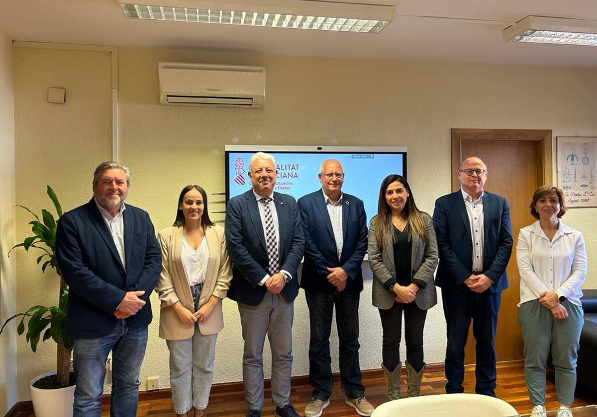 La delegación de Dénia con los representantes de la Conselleria de Educación.