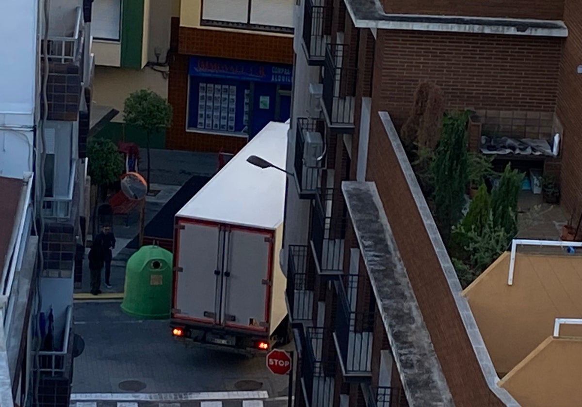 Un camión, atascado en la calle Carnicería de Tavernes.