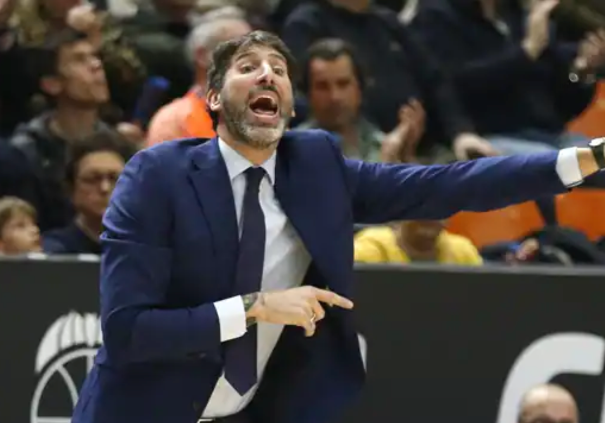 Álex Mumbrú dando órdenes en el partido ante Estrella Roja en La Fonteta.