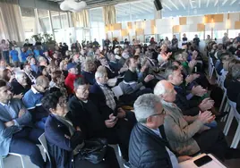 Vecinos afectados por los deslindes en Dénia durante la sesión informativa convocada por Costas con motivo del acto de apeo.