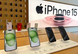 El Iphone 15 expuesto en una tienda de Apple.