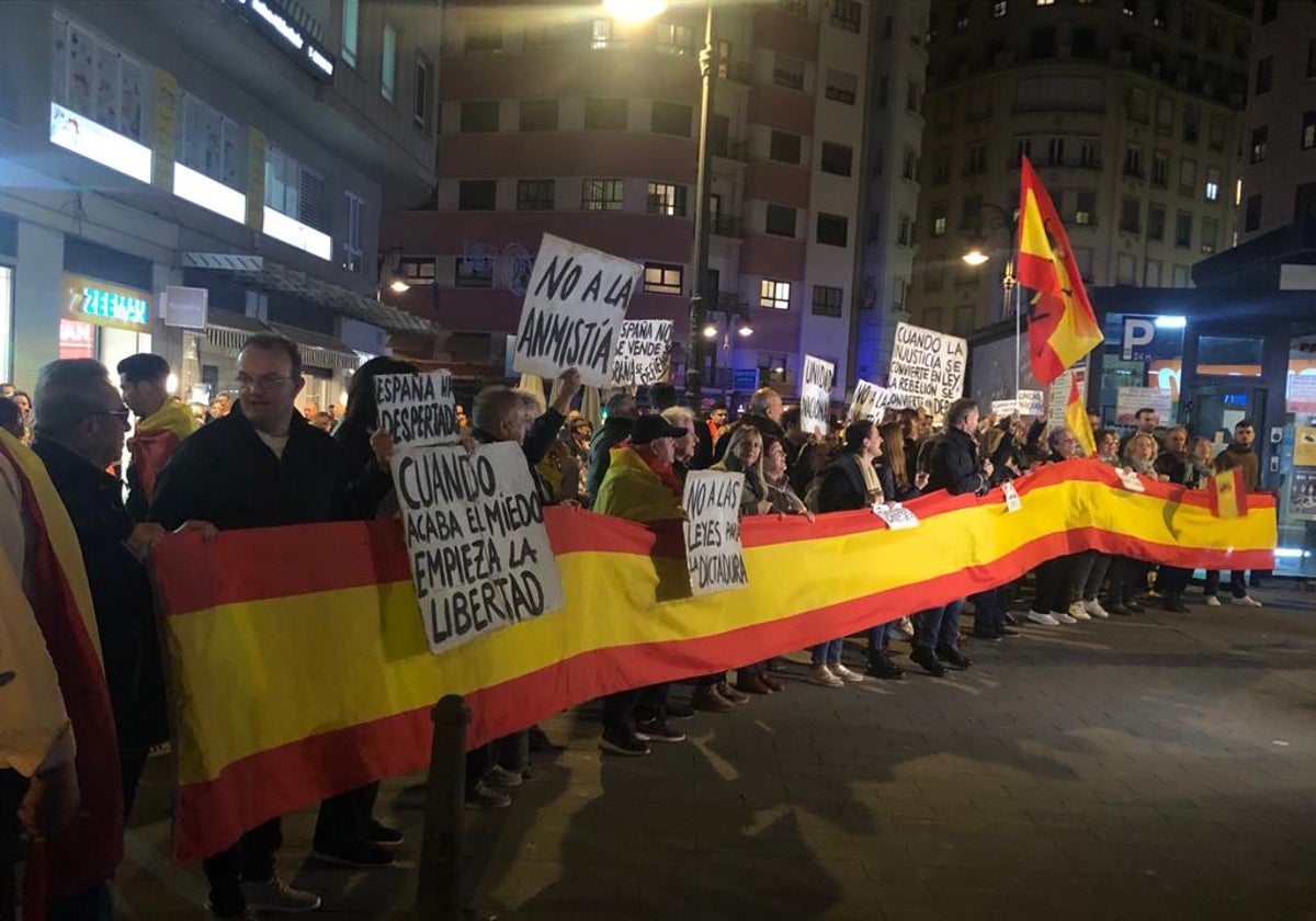 Protesta contra la amnistía frente a la sede del PSPV en Valencia.