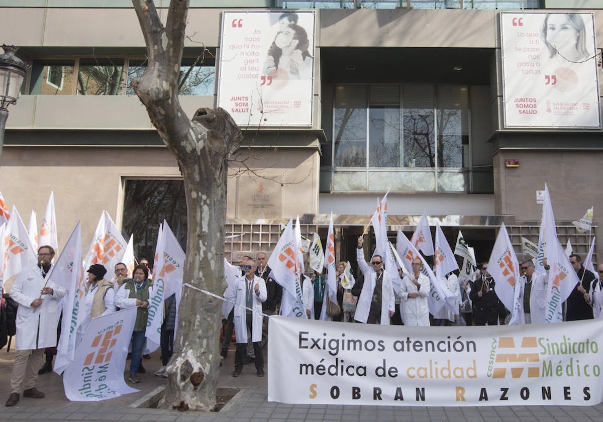 Protestas de sanitarios en la conselleria de Sanidad en Valencia.