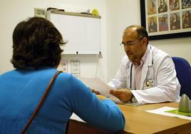 Un médico realiza una consulta en una imagen de archivo.