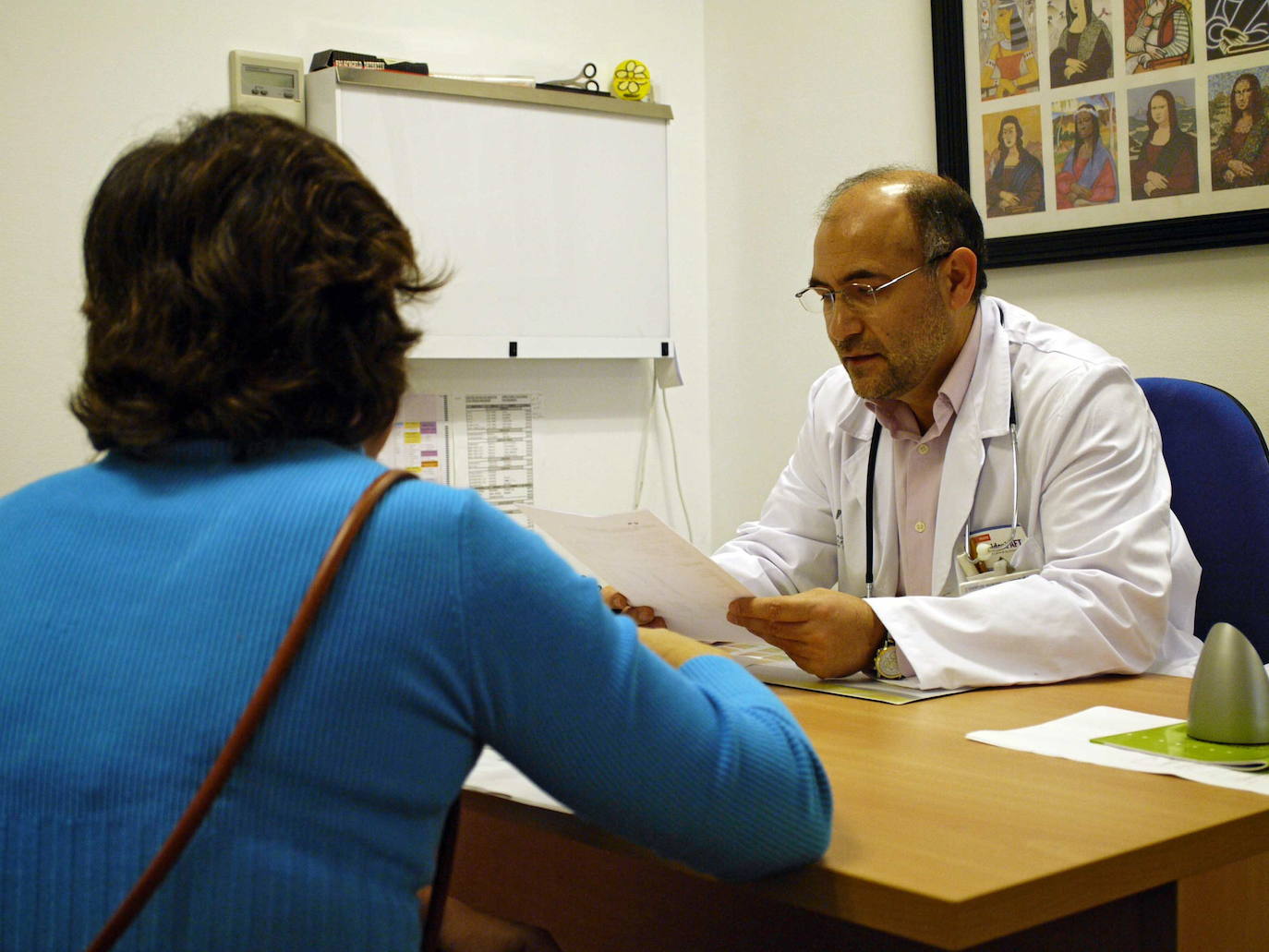 Un médico realiza una consulta en una imagen de archivo.