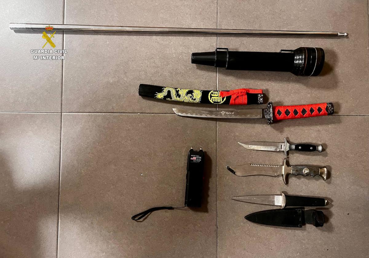 Armas que escondía en su casa el detenido.