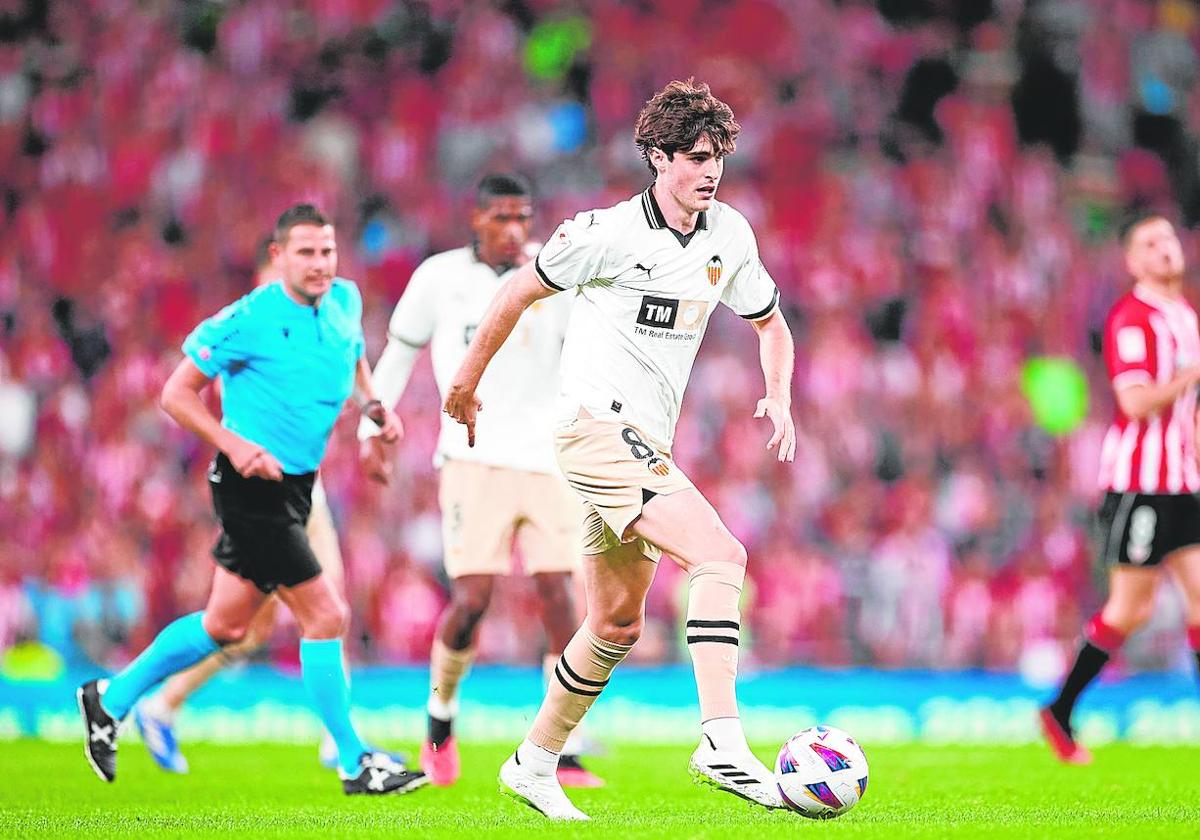 Javi Guerra, durante un partido con el Valencia.