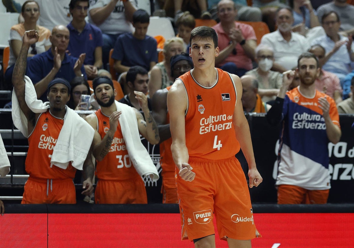 Pradilla celebra una canasta en la Fonteta.