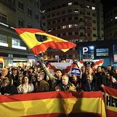 Medio millar de personas se concentran frente a la sede del PSPV en Valencia