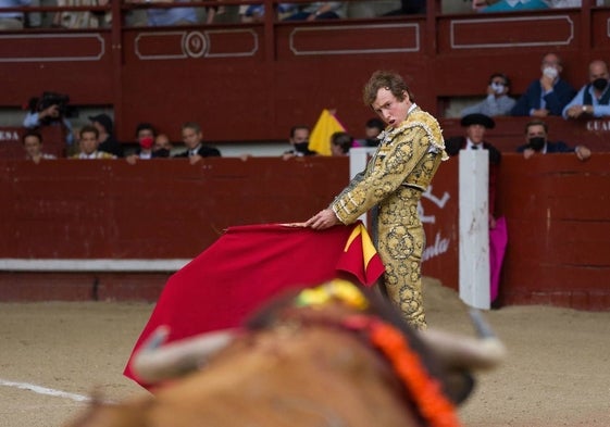 El torero valenciano Román durante una faena.