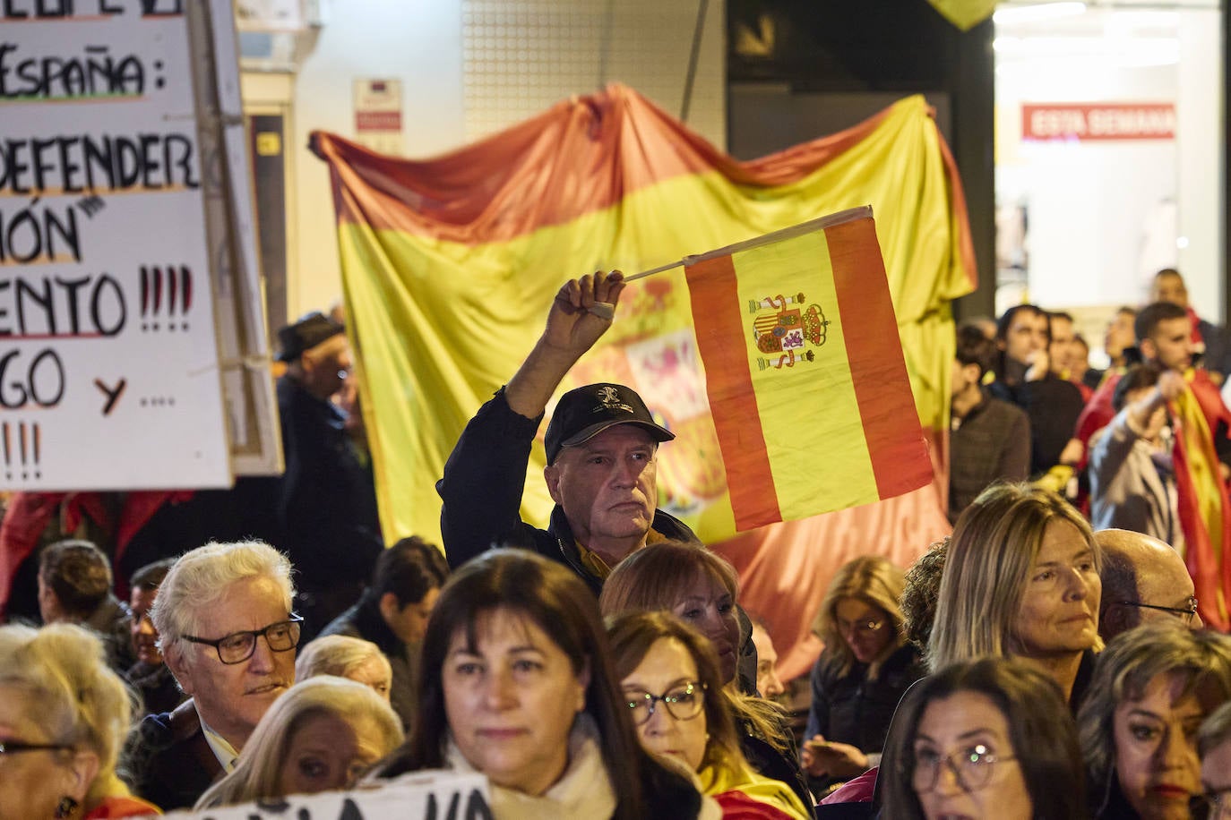 Protestas frente la sede del PSPV en Valencia por cuarta noche consecutiva