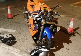 La moto destrozada en el lugar del accidente.
