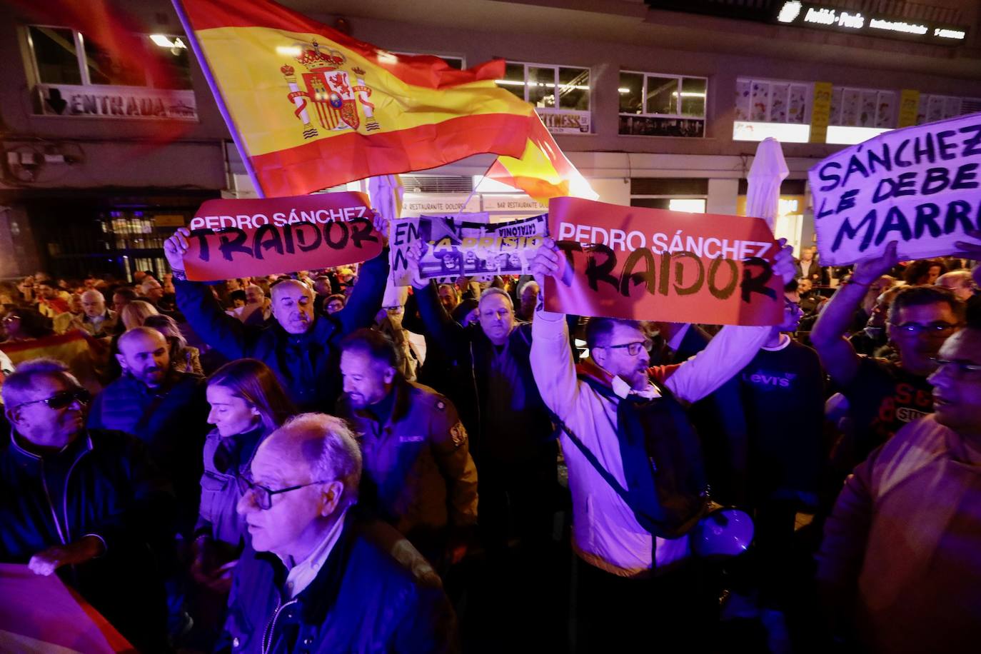 Medio millar de personas vuelven a protestar contra Sánchez en Valencia