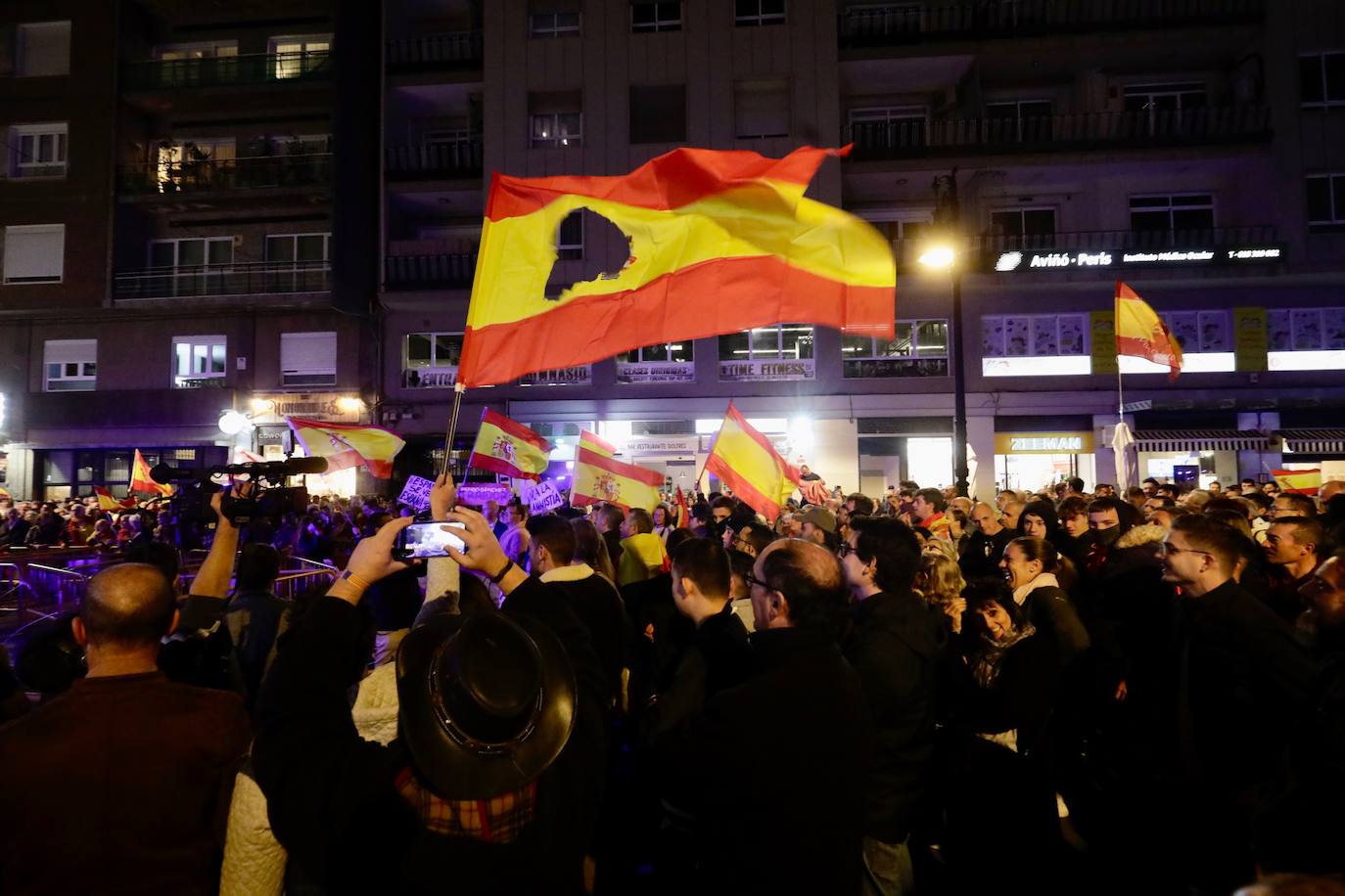 Medio millar de personas vuelven a protestar contra Sánchez en Valencia