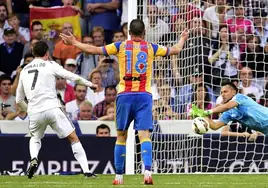 Diego Alves detiene el penalti a Cristiano en la temporada 2014-2015