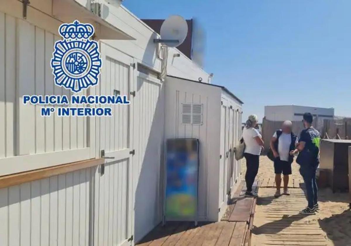 Agentes de la Policía, en el chiringuito.