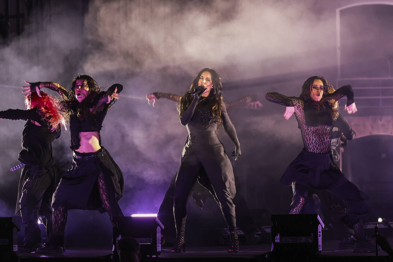 La cantante La Mala Rodríguez durante su actuación en la segunda Latin Grammy Session, hoy viernes en la plaza de toros de La Malagueta,