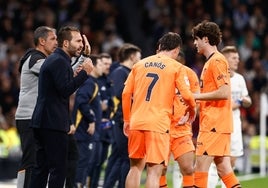 Baraja, con Canós y Javi Guerra en el Bernabéu.