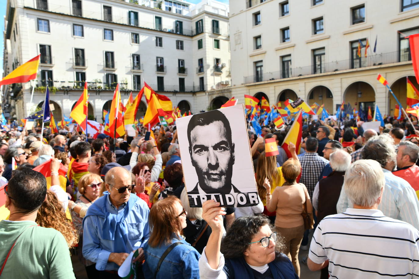 Fotos de la concentración en Alicante contra la amnistía