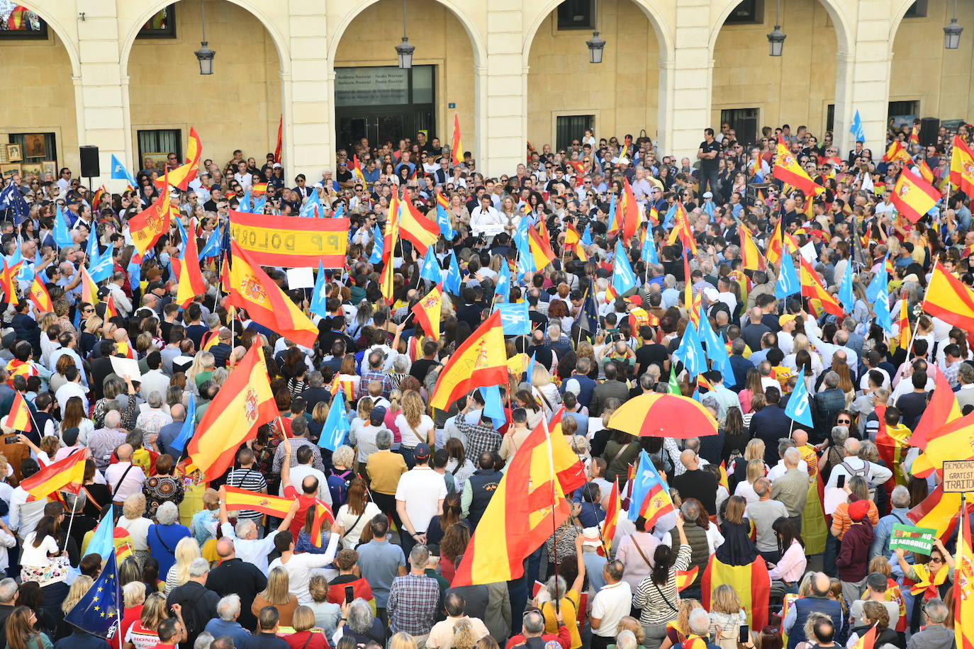 Fotos de la concentración en Alicante contra la amnistía