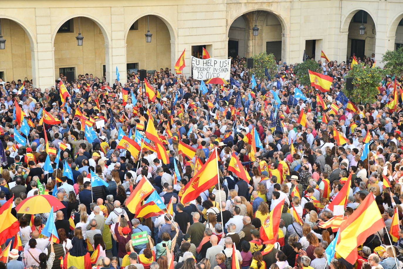 Fotos de la concentración en Alicante contra la amnistía