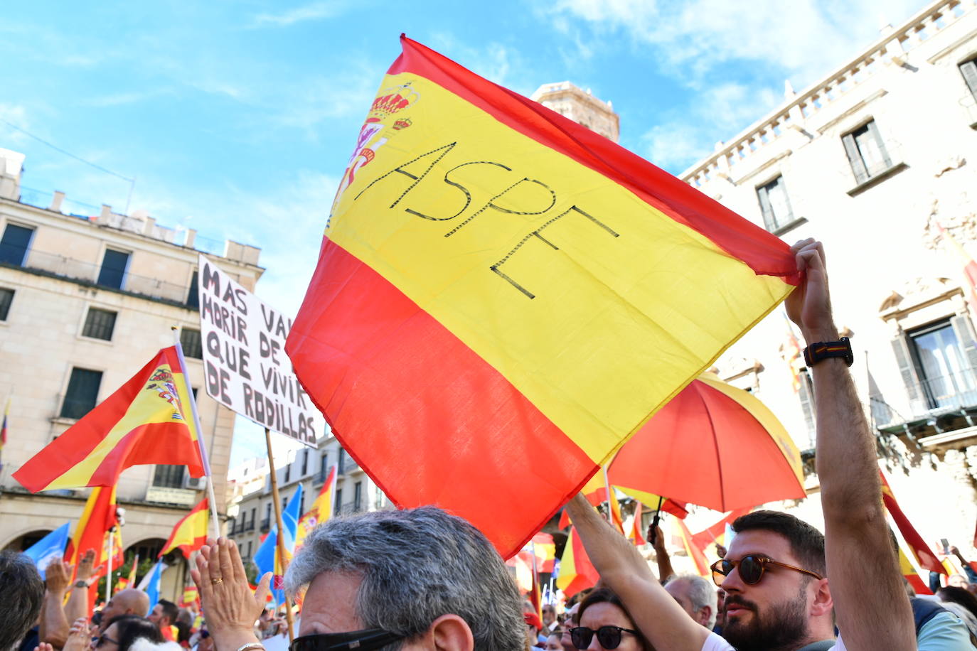 Fotos de la concentración en Alicante contra la amnistía