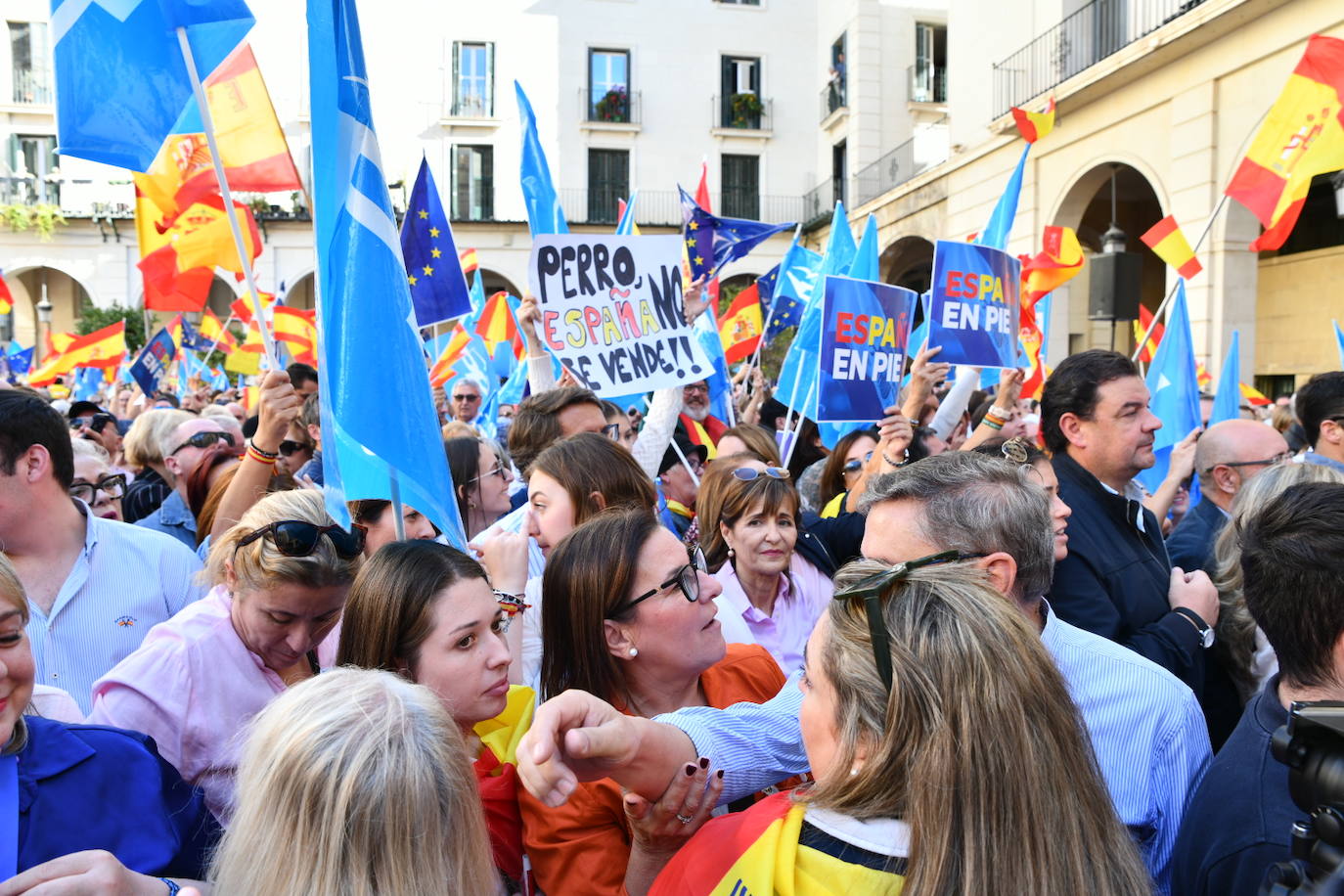 Fotos de la concentración en Alicante contra la amnistía