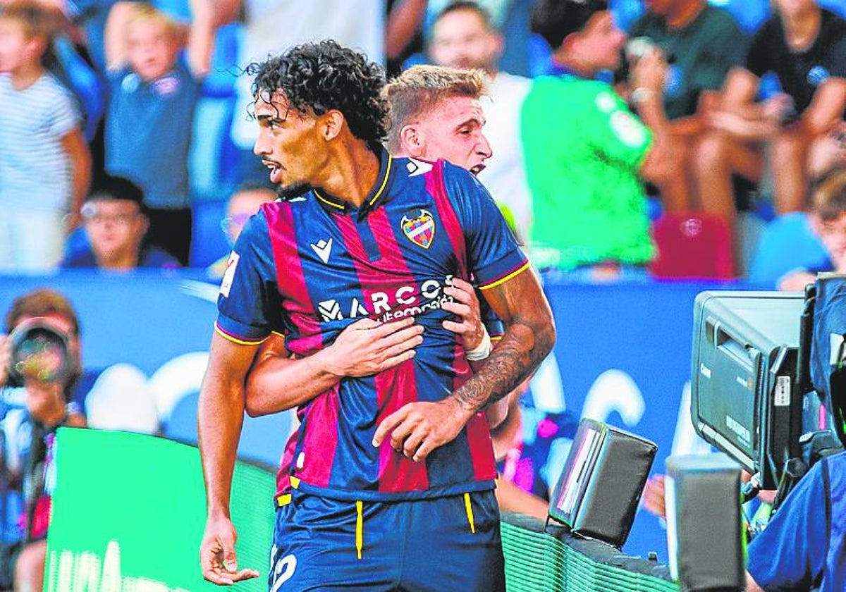 Fabrício celebra un gol junto a Cantero.