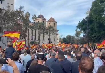 #Vídeo El emocionante momento en el que miles de manifestantes han entonado el himno de Valencia