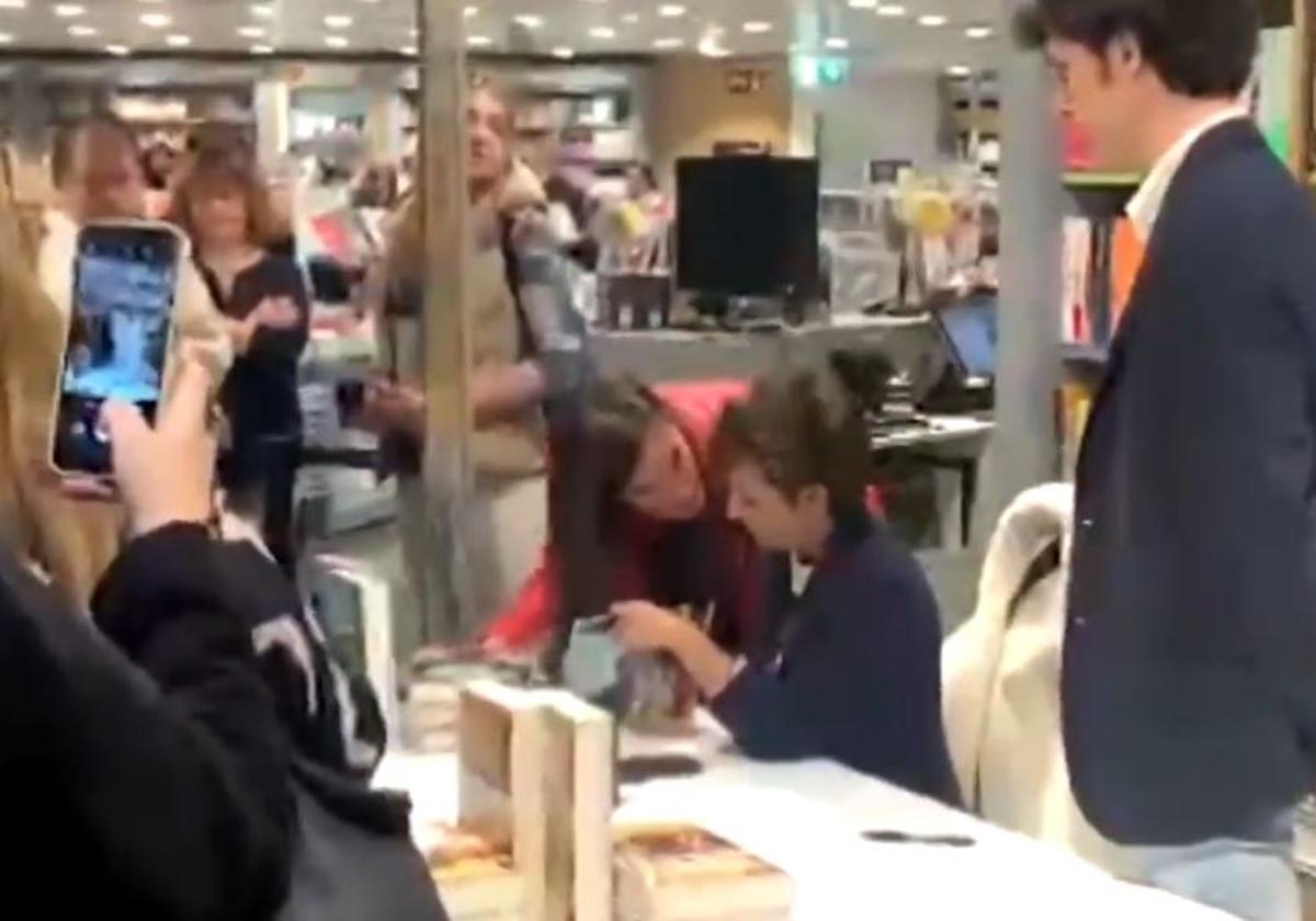 El momento mágico que la reina Letizia ha regalado a Sonsoles Ónega en El Corte Inglés