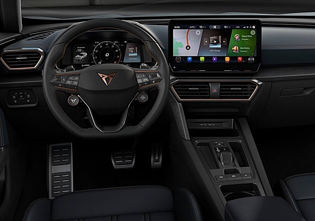 Interior lleno de detalles deportivos y tecnológicos.