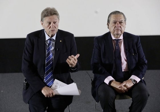 Javier Quesada y Vicente Boluda, ante la pantalla de cine de las salas ABC Park.