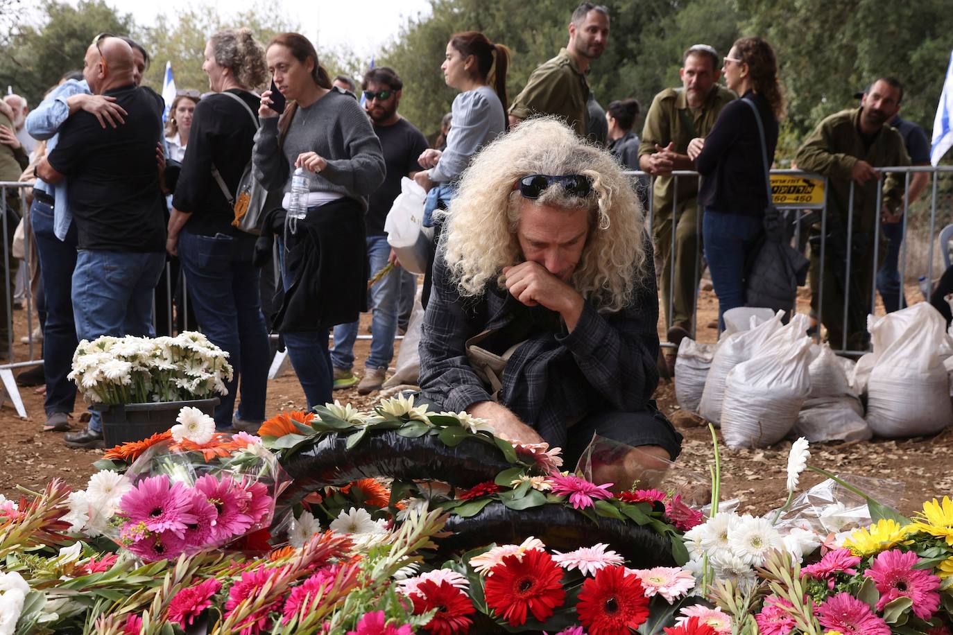 Soldados y ciudadnos israelís acuden al funeral de Meir.