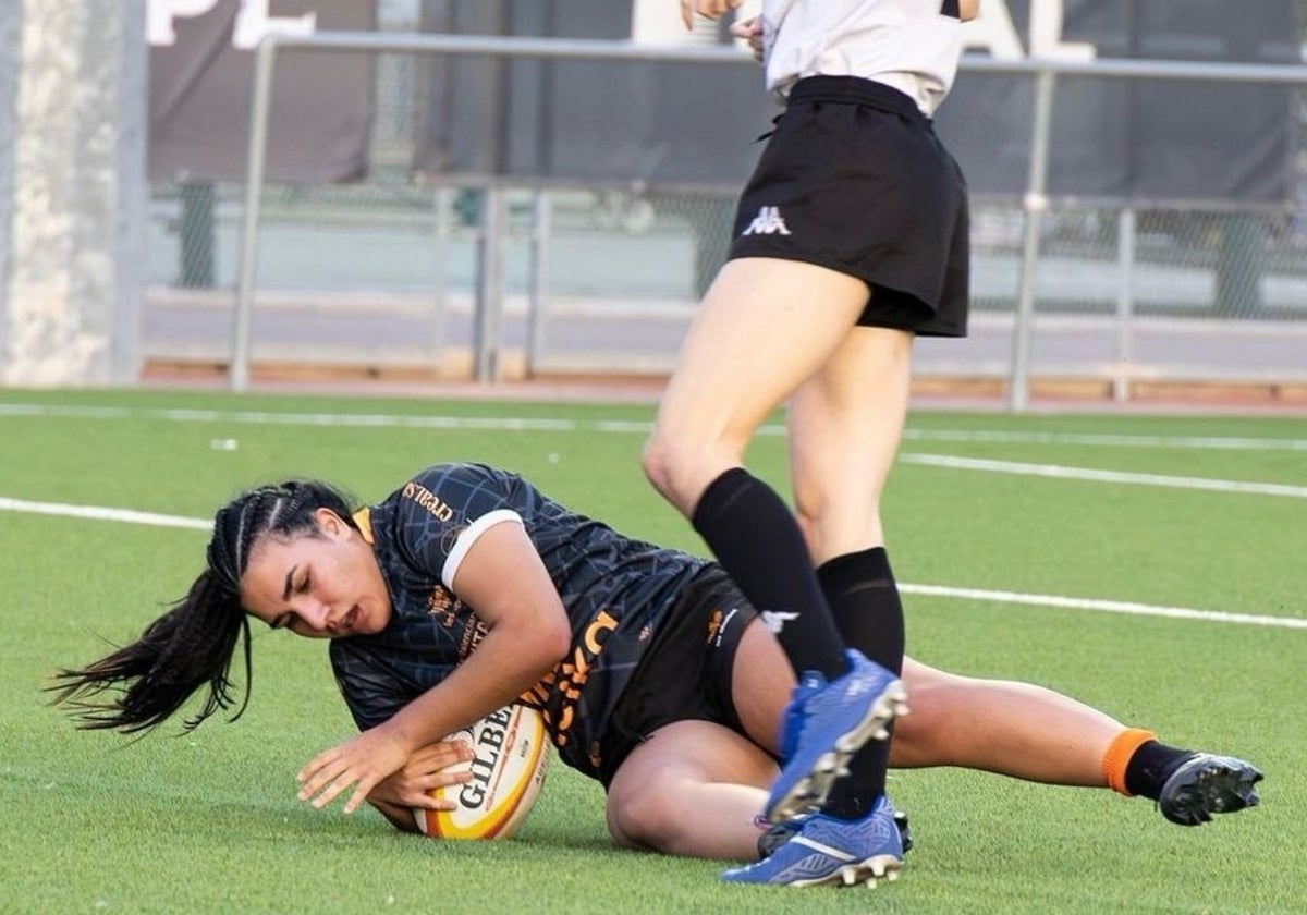 Una jugadora de Les Abelles protegiendo el balón.