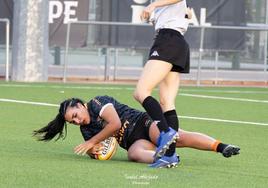 Una jugadora de Les Abelles protegiendo el balón.