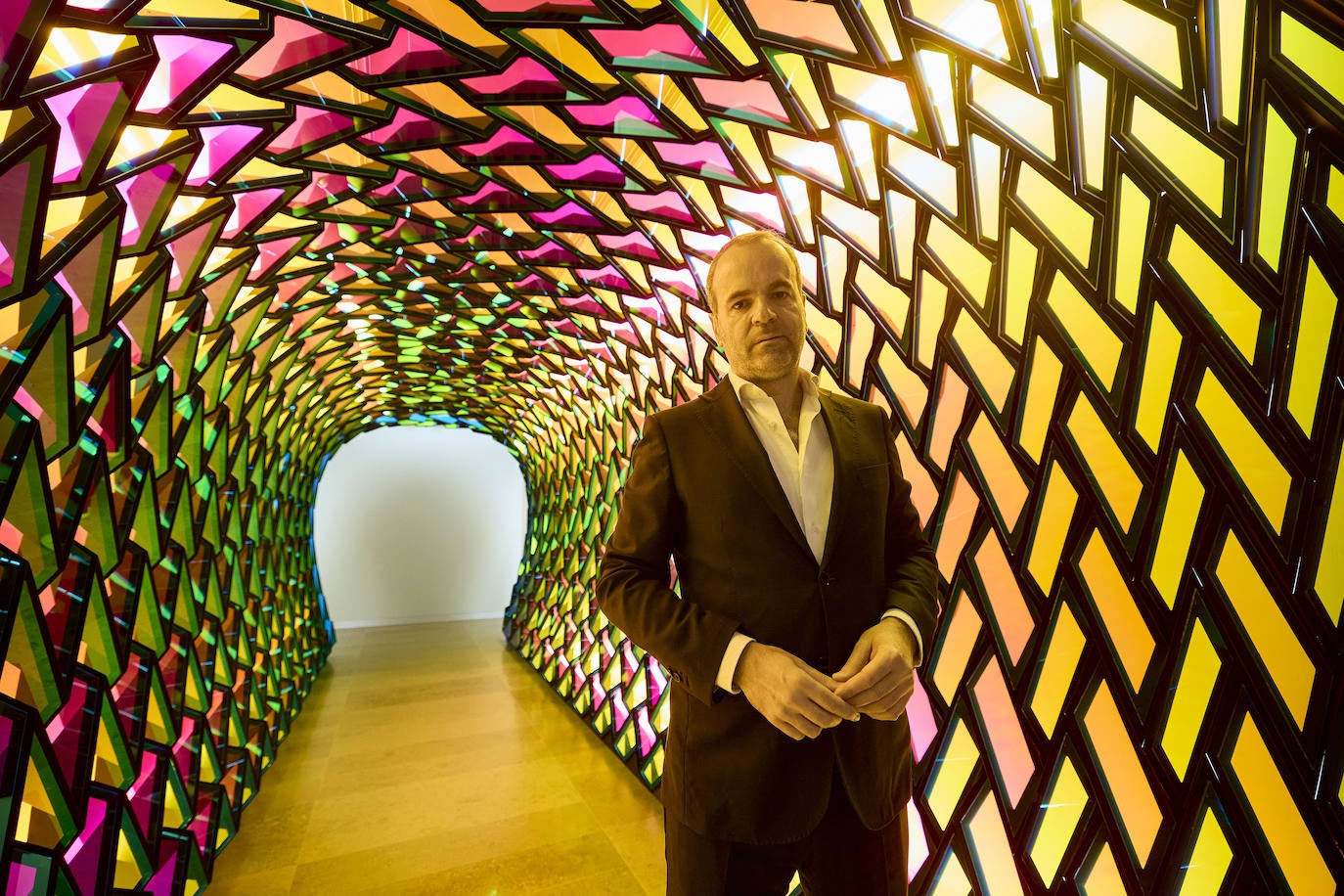 Javier Molins, director artístico del Centro Hortensia Herrero, en el túnel creado por Olafur Eliasson.