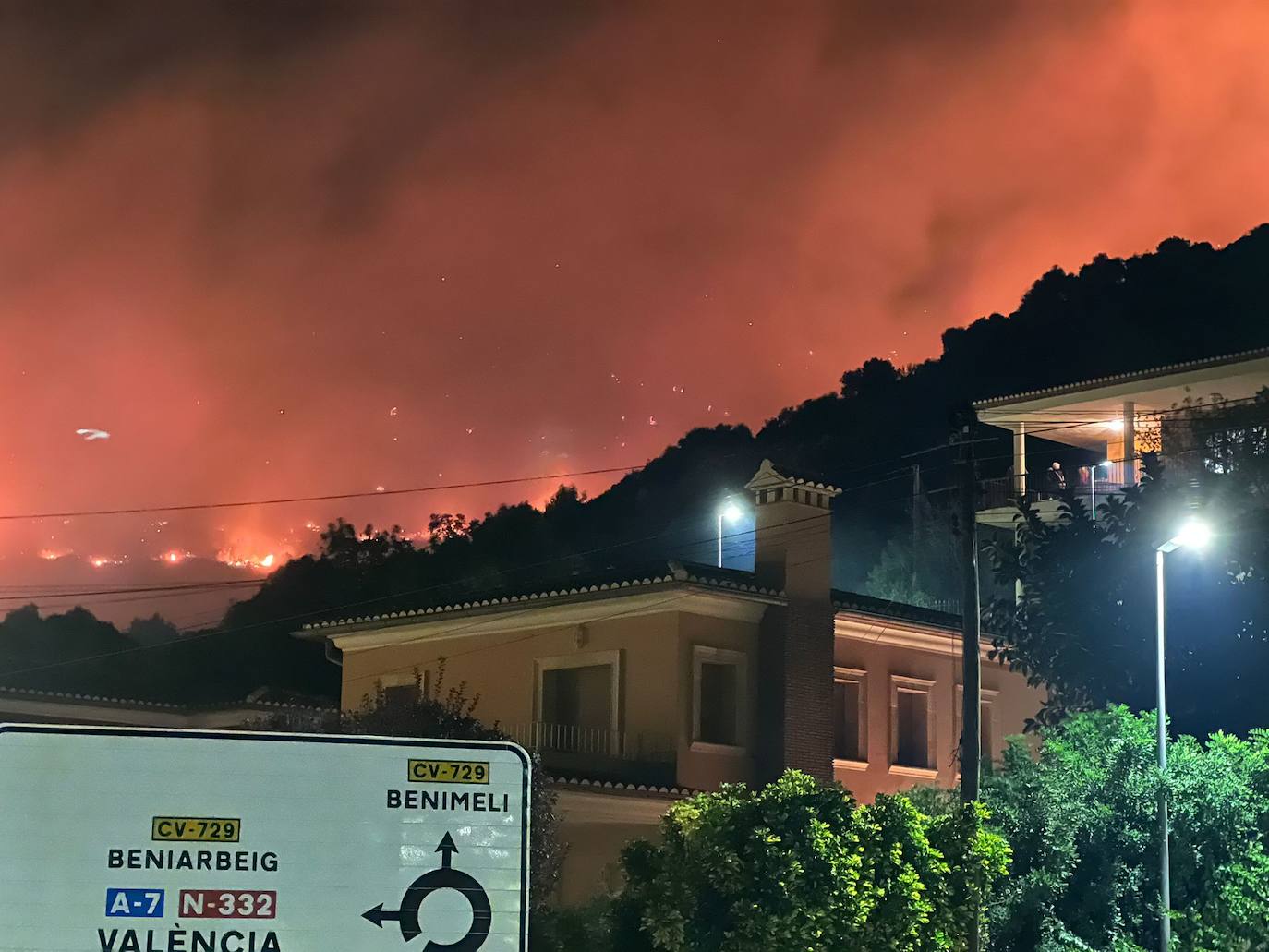 Un incendio forestal en El Ràfol d&#039;Almúnia obliga a desalojar el municipio de Benimeli