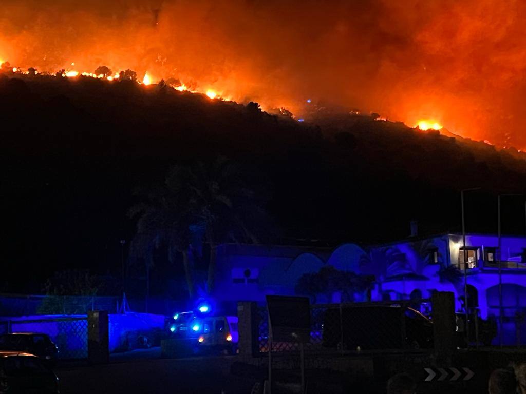 Un incendio forestal en El Ràfol d&#039;Almúnia obliga a desalojar el municipio de Benimeli