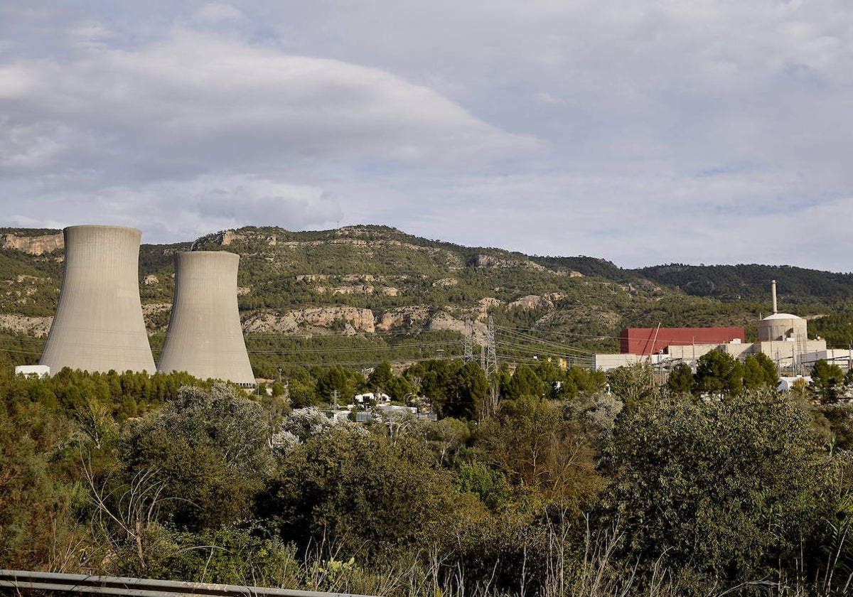 Vistas de la central nuclear de Cofrentes desde la carretera el pasado mes de octubre.