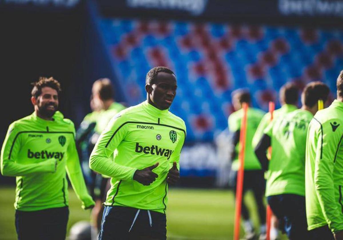 Dwamena, en un entrenamiento con el Levante UD.