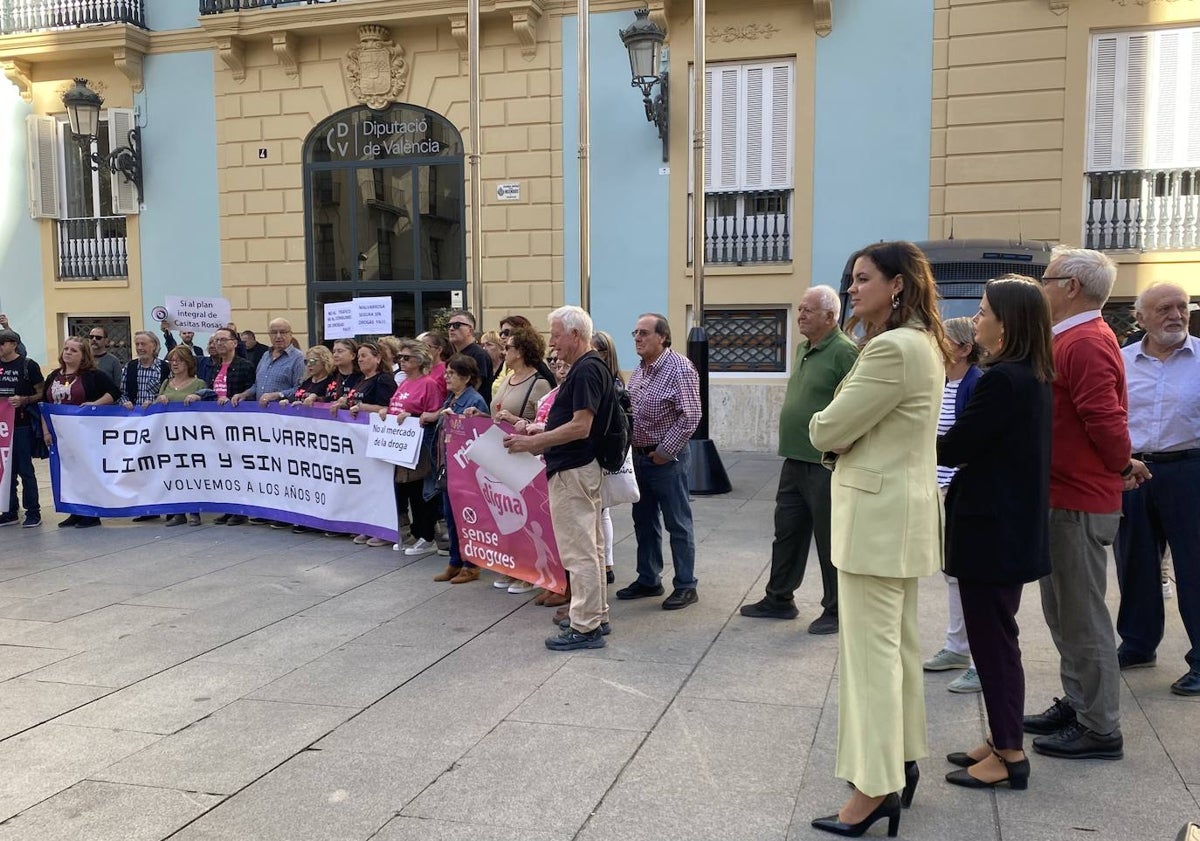 Imagen principal - El exalclade Joan Ribó y las ediles Papi Robles y Sandra Gómez, hablando con los vecinos de la Malvarrosa.