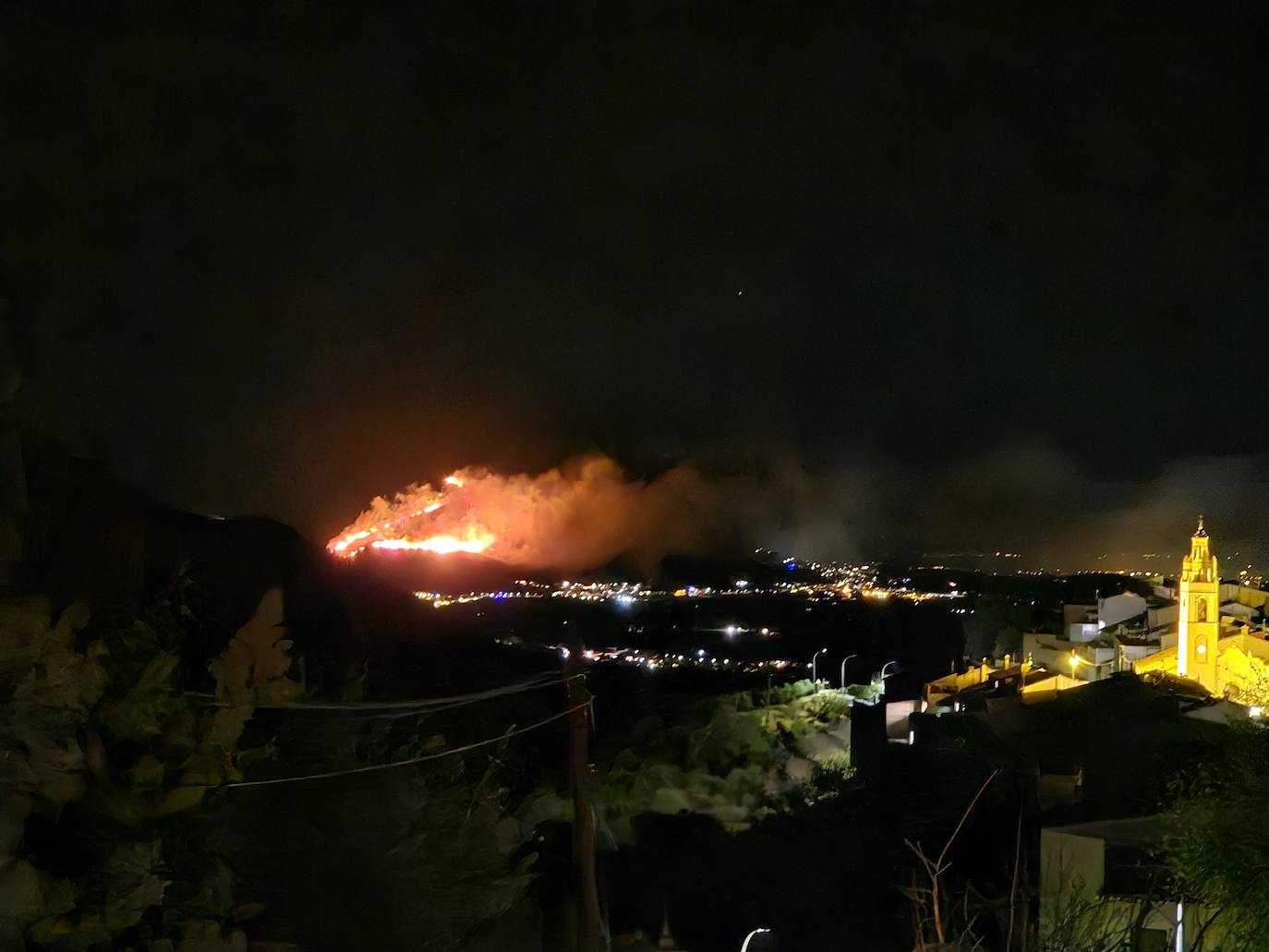 Un incendio forestal en El Ràfol d&#039;Almúnia obliga a desalojar el municipio de Benimeli