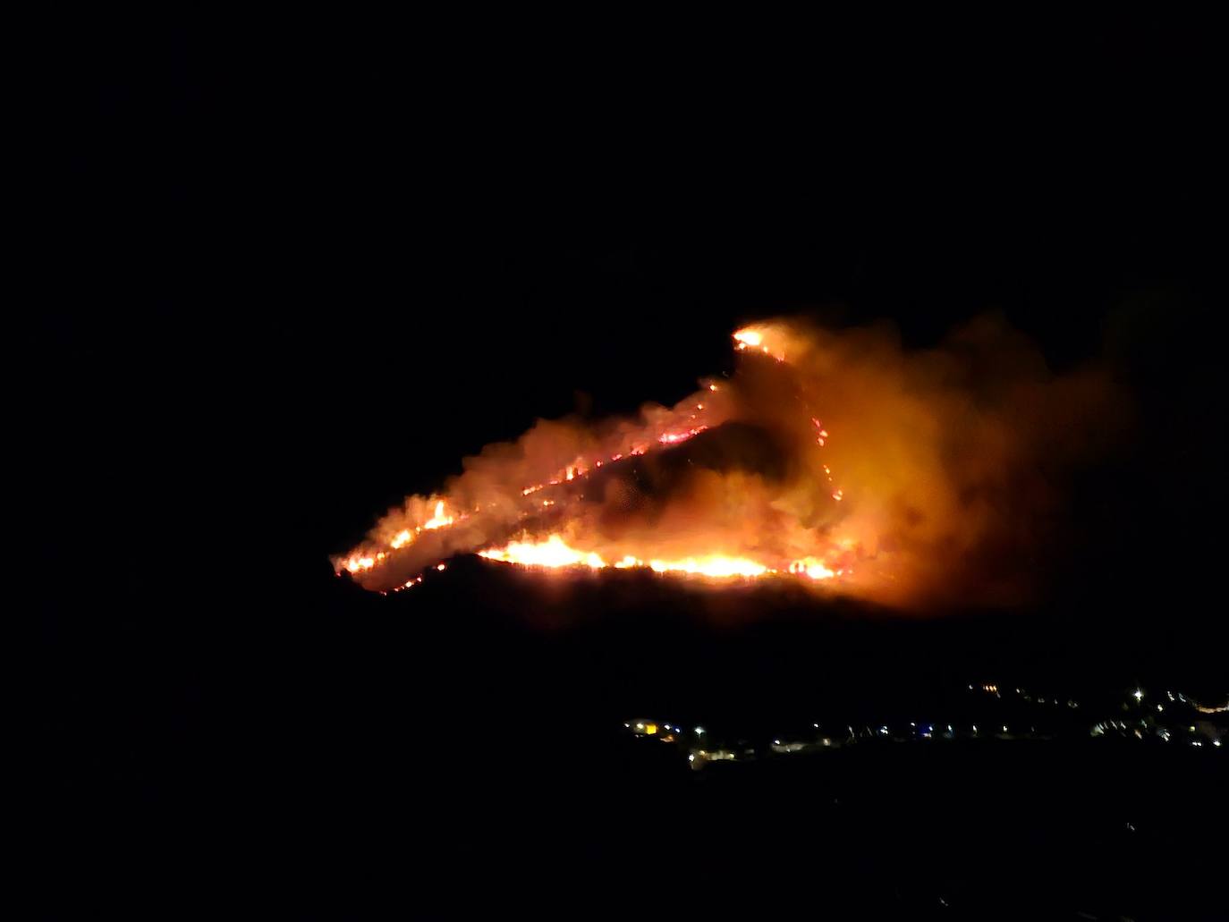 Un incendio forestal en El Ràfol d&#039;Almúnia obliga a desalojar el municipio de Benimeli