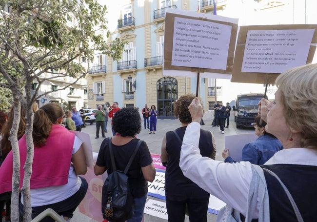 Vecina de la Malvarrosa, con carteles de protesta.