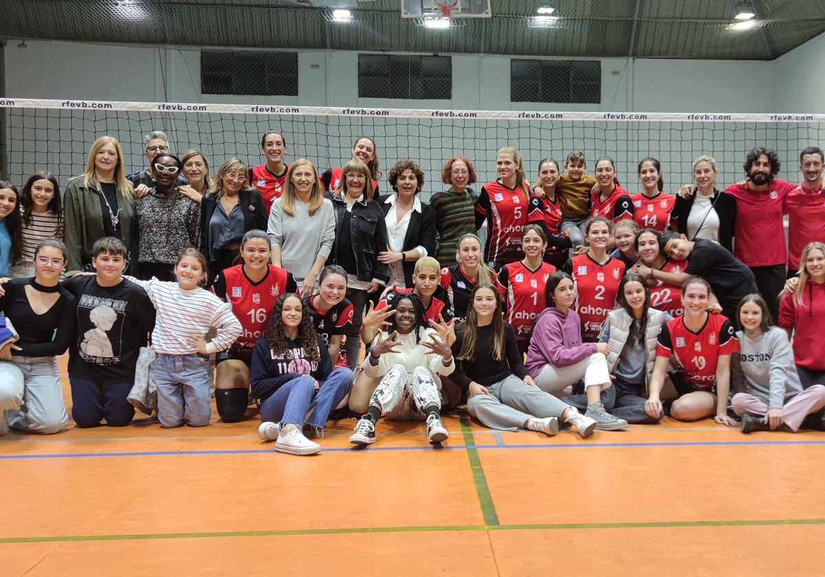 El equipo femenina superliga2 de Xàtiva, junto a las exjugadoras del Tormo Barbera.